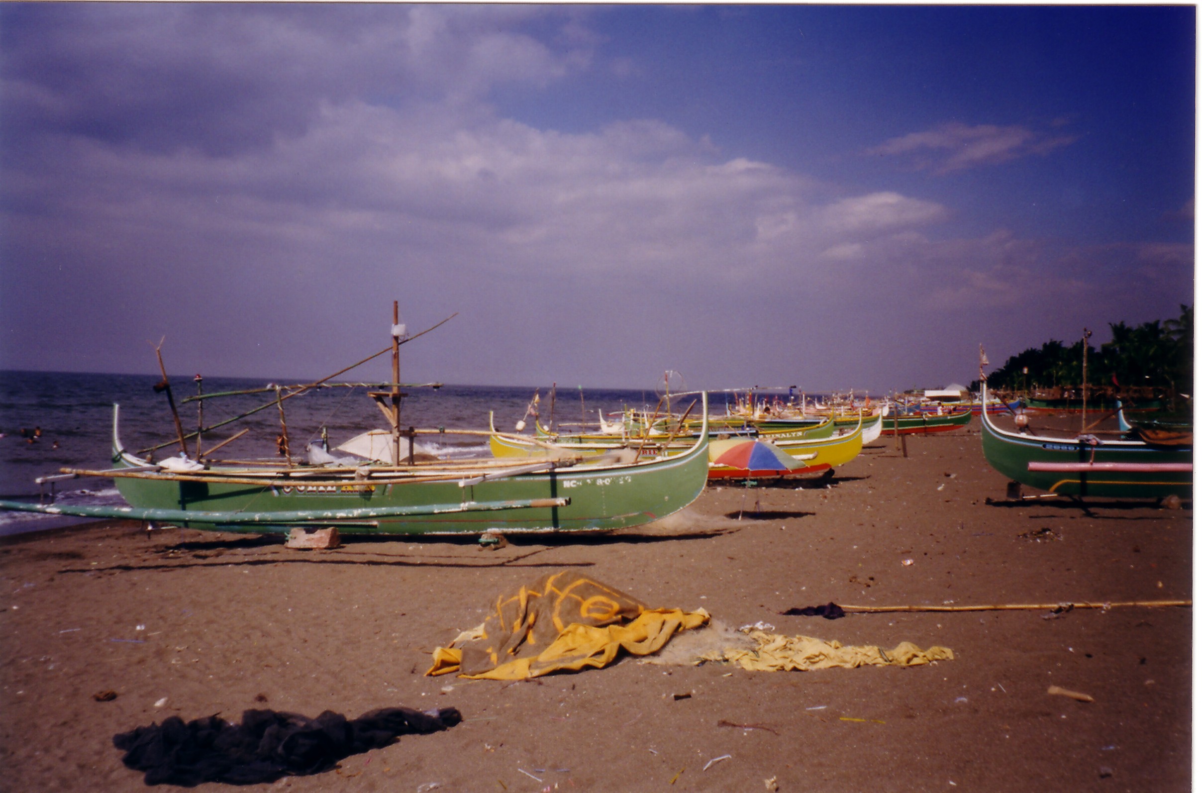 http://graymonk.mu.nu/photographs/filipino_proas_beached/ja19-008.jpg